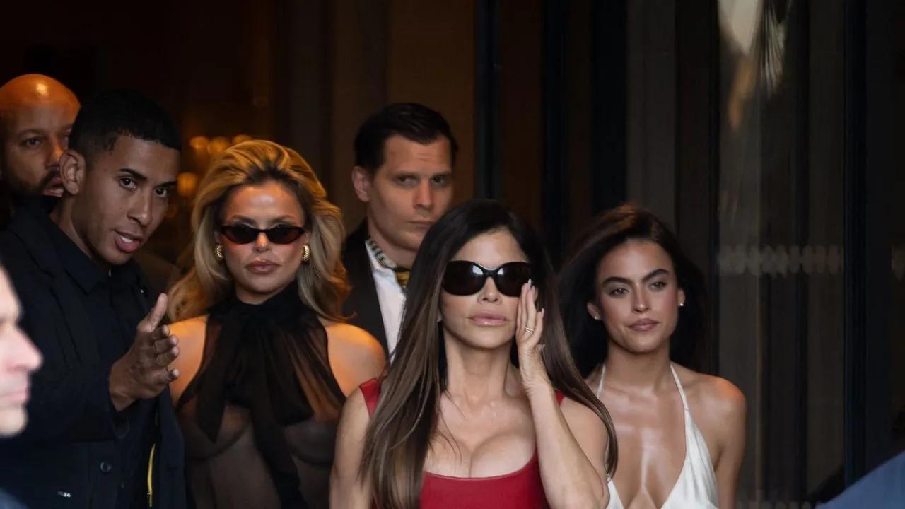 Lauren Sánchez Bezos Embraces Bold Style In Paris With Versace Image