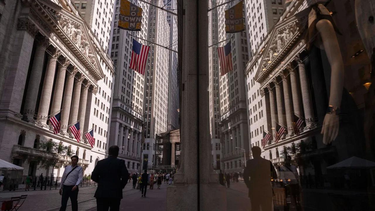 Wall Street Declines Amid Escalating Tariff Threats Image