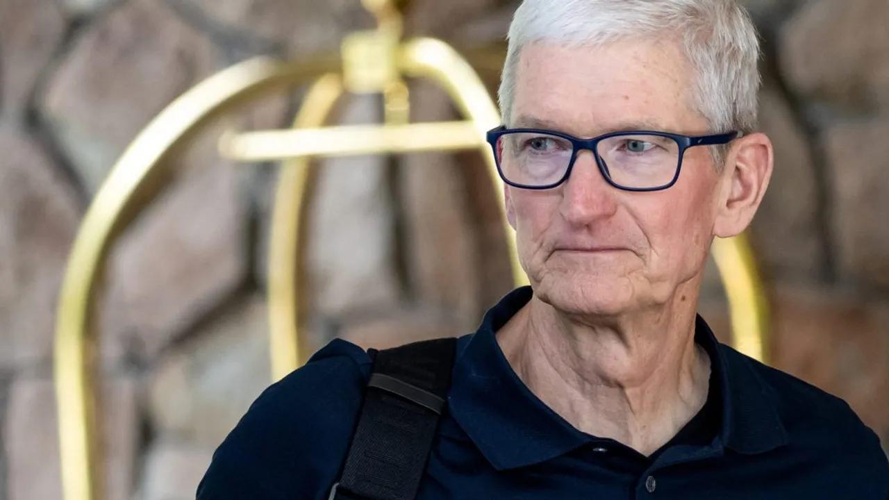 Analysts Urge Leadership Change At Apple Amid Ai Concerns Image