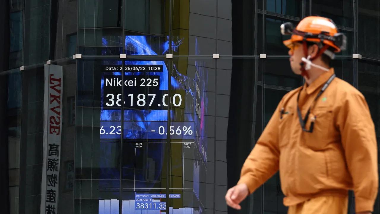Markets Steady As Tech Earnings Loom And Fed Uncertainty Persists Image