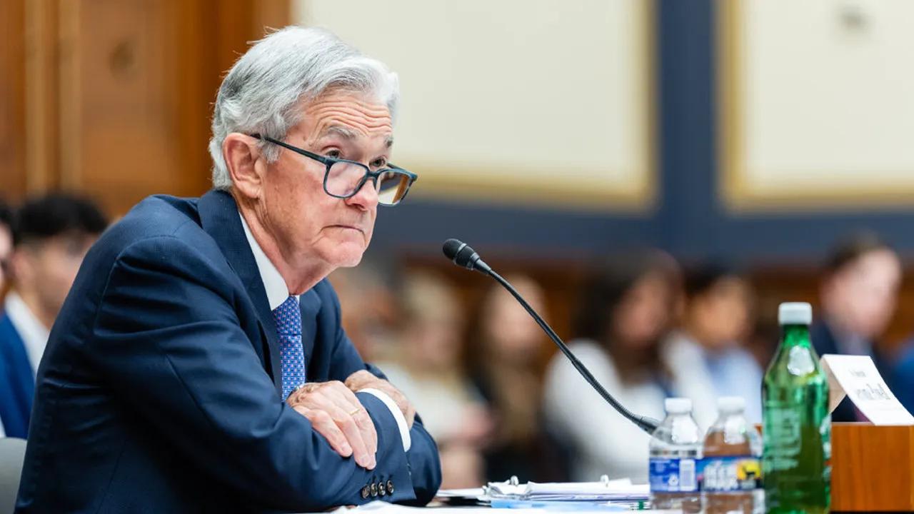 Trump Criticizes Federal Reserve, Pressures Powell On Interest Rates Image