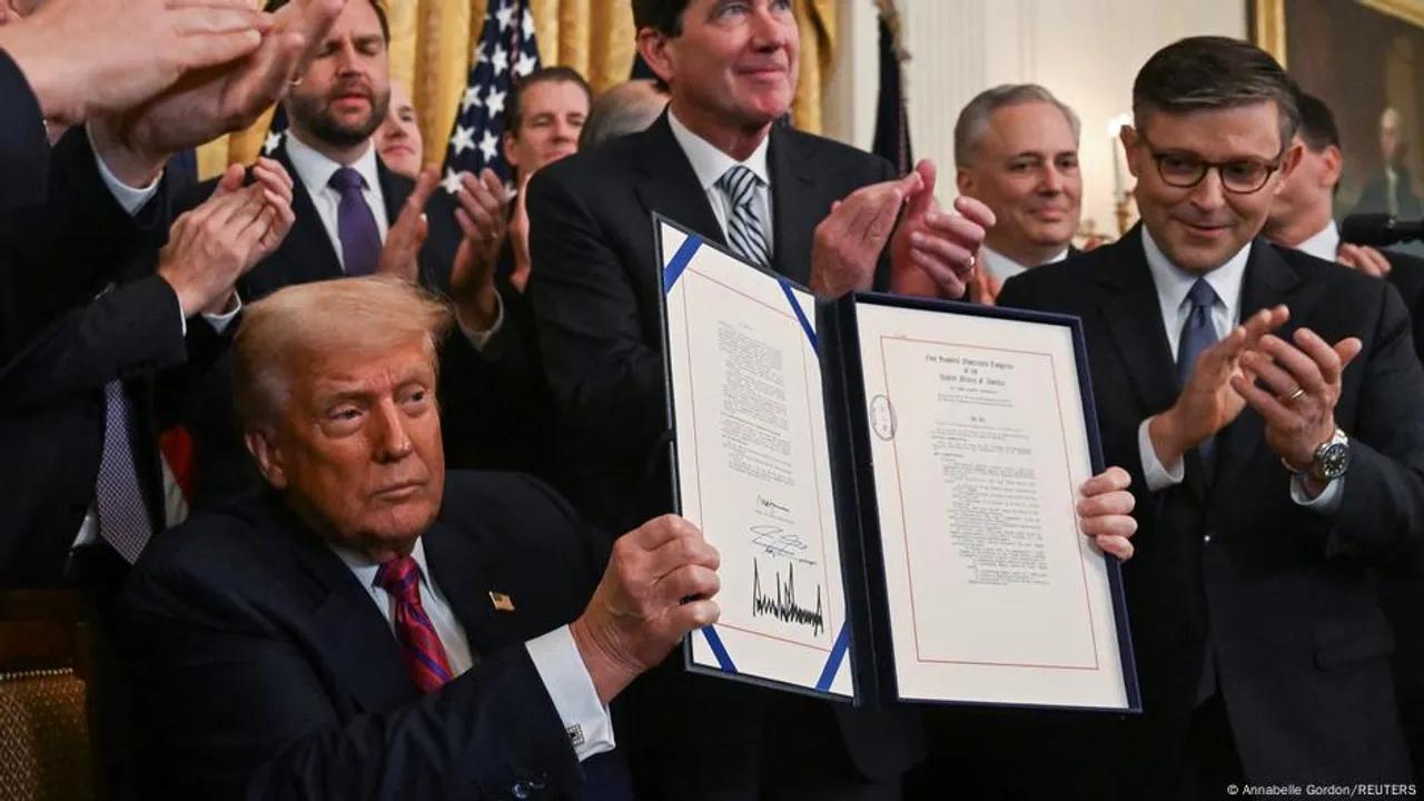 Trump Signs Law Enabling Us-dollar Stablecoins Image