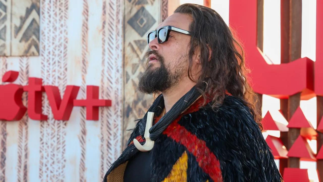Jason Momoa Showcases Hawaiian Heritage With Teenagers On Red Carpet Image