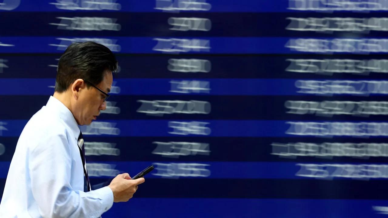Asian Markets Decline As Dollar Strengthens Amid Key Economic Events Image