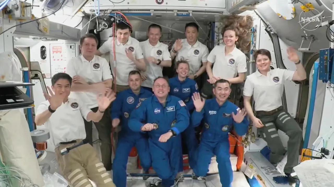 Spacex Crew Reaches International Space Station In Record 15 Hours Image