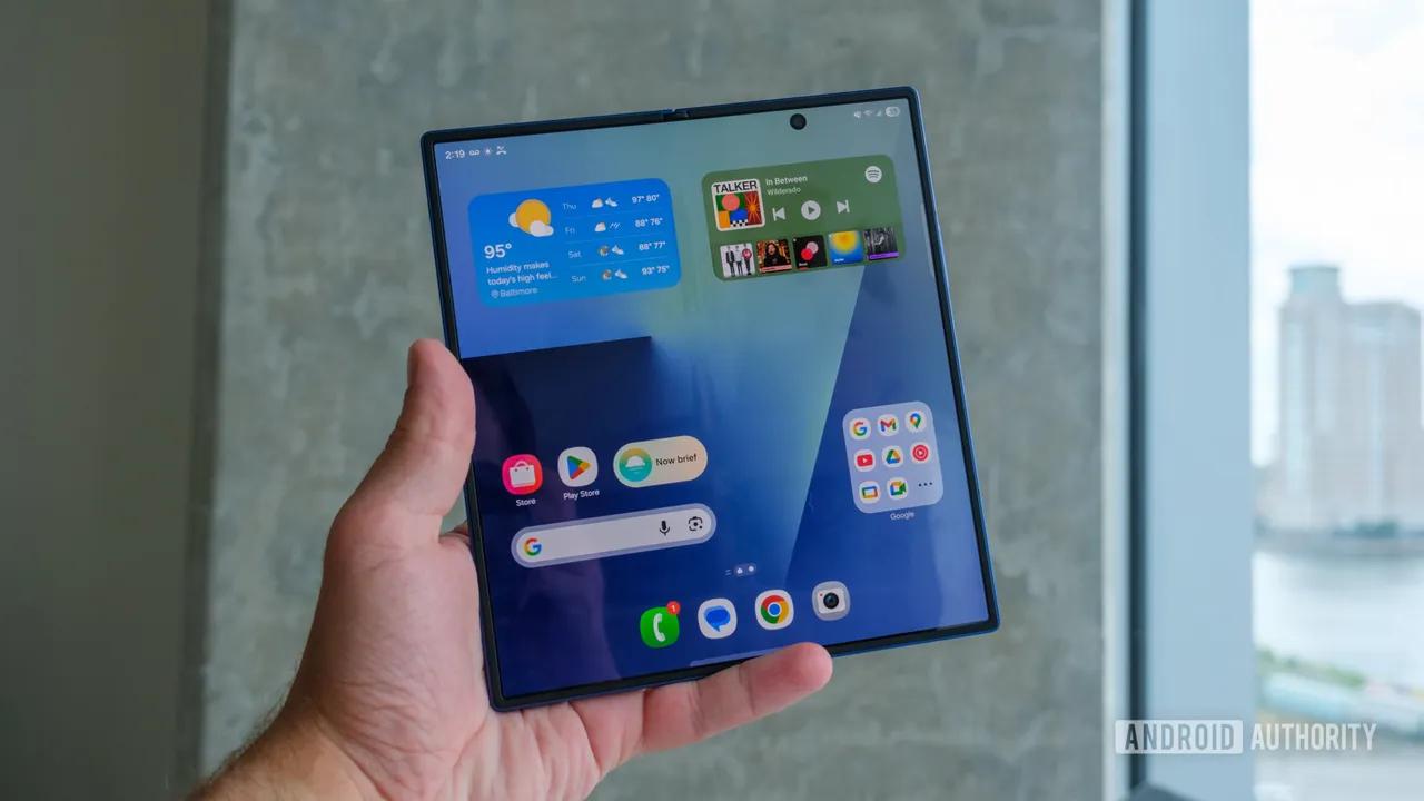 YouTuber Attempts 200,000 Folds on Galaxy Z Fold 7 Live Image