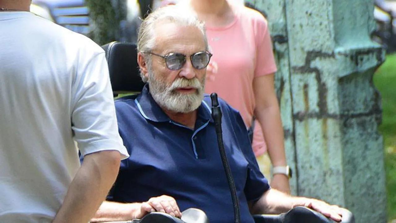 Haluk Bilginer, Yeni Filmi İçin Bebek'te Tekerlekli Sandalyede Görüldü Image