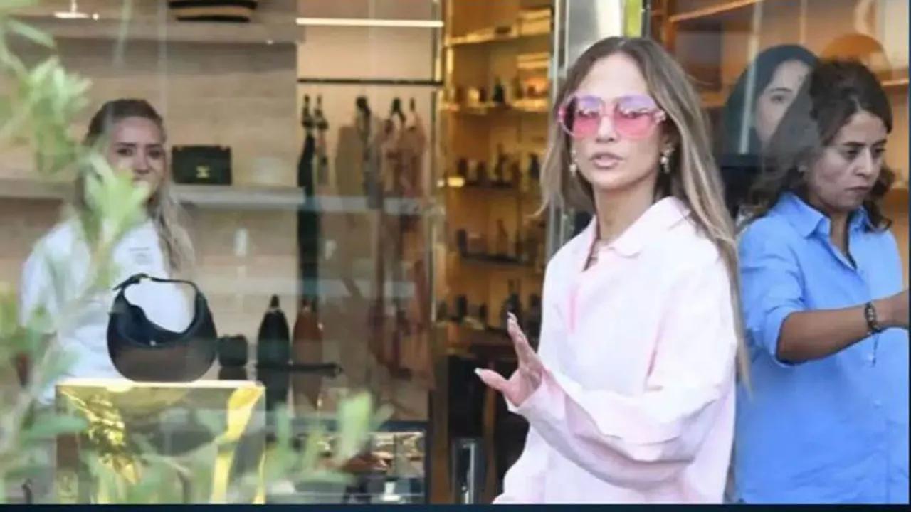 Jennifer Lopez'in İstanbul'da Mağaza Olayı: Chanel Kararı Image