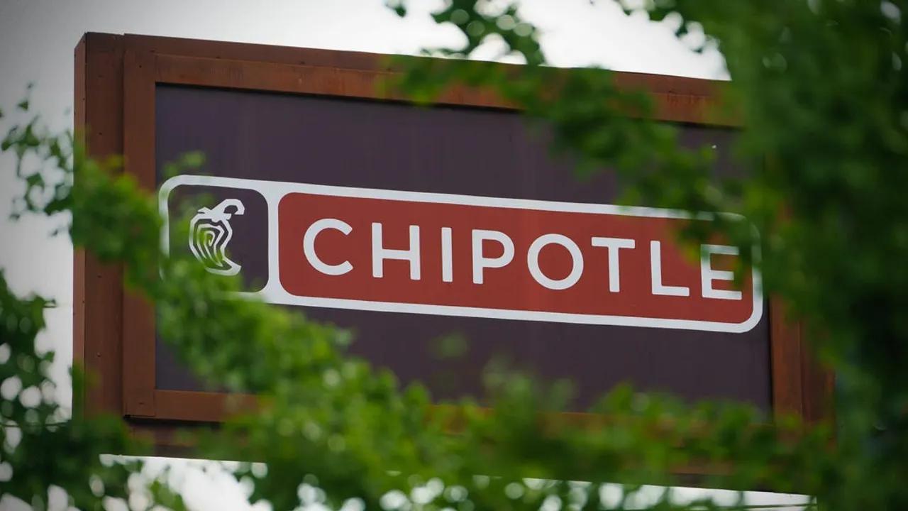 Chipotle's Rise on Wall Street and Employee Discontent Image