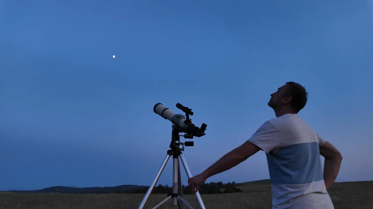 Witness Saturn and the Moon in Tonight's Night Sky Image