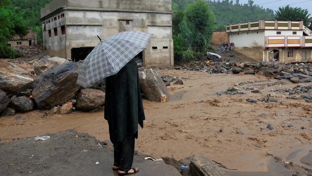 Pakistan Resumes Rescue Efforts in Flooded Northwest, Deaths Exceed 300 Image